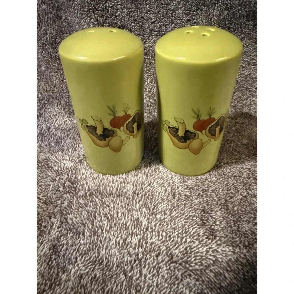 Vintage Ceramic Mushroom Salt And‎ Pepper Shaker Set Made in USA